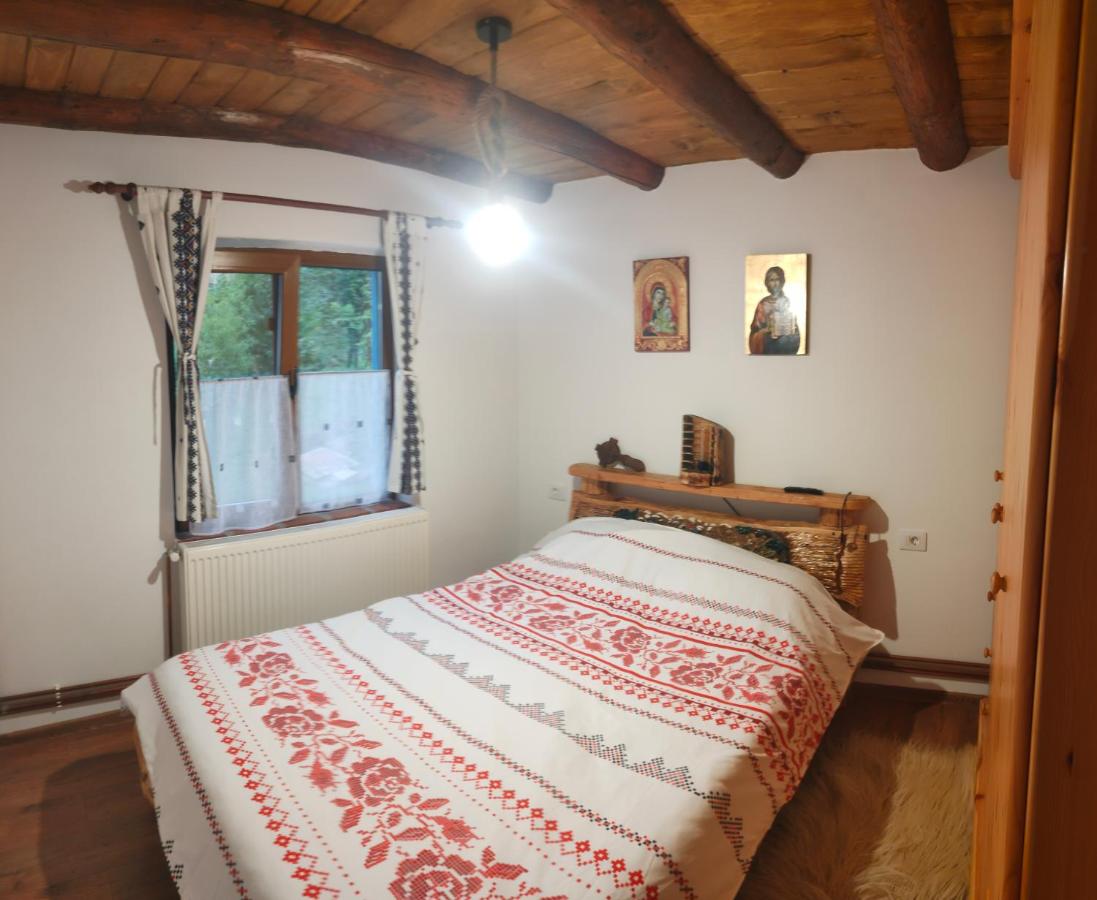 Dormitor cu pat dublu